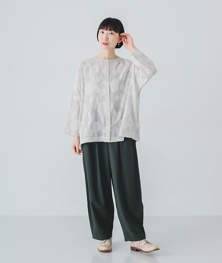 コットンリネンサーカスパンツを着たモデルが正面で立っている