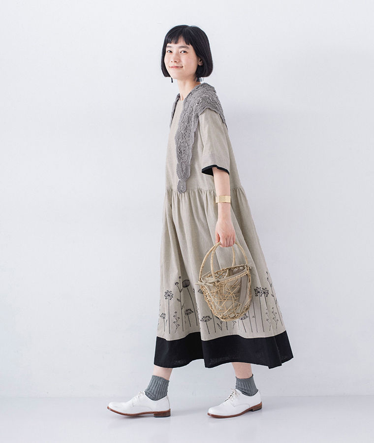 CURA STYLEのレース編みショール(グレー)とワンピースを組み合わせた全身コーディネート