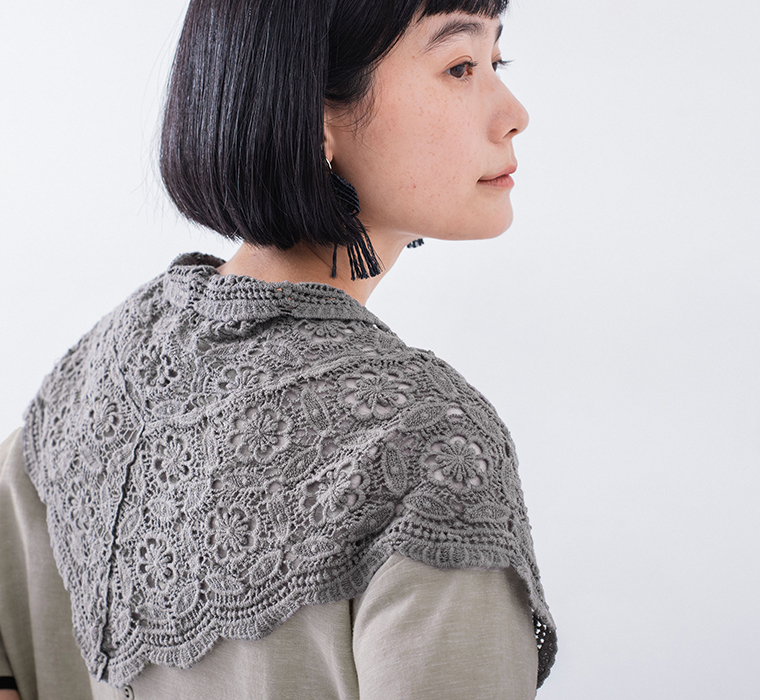 CURA STYLEのレース編みショール(グレー)の上半身の着用イメージ