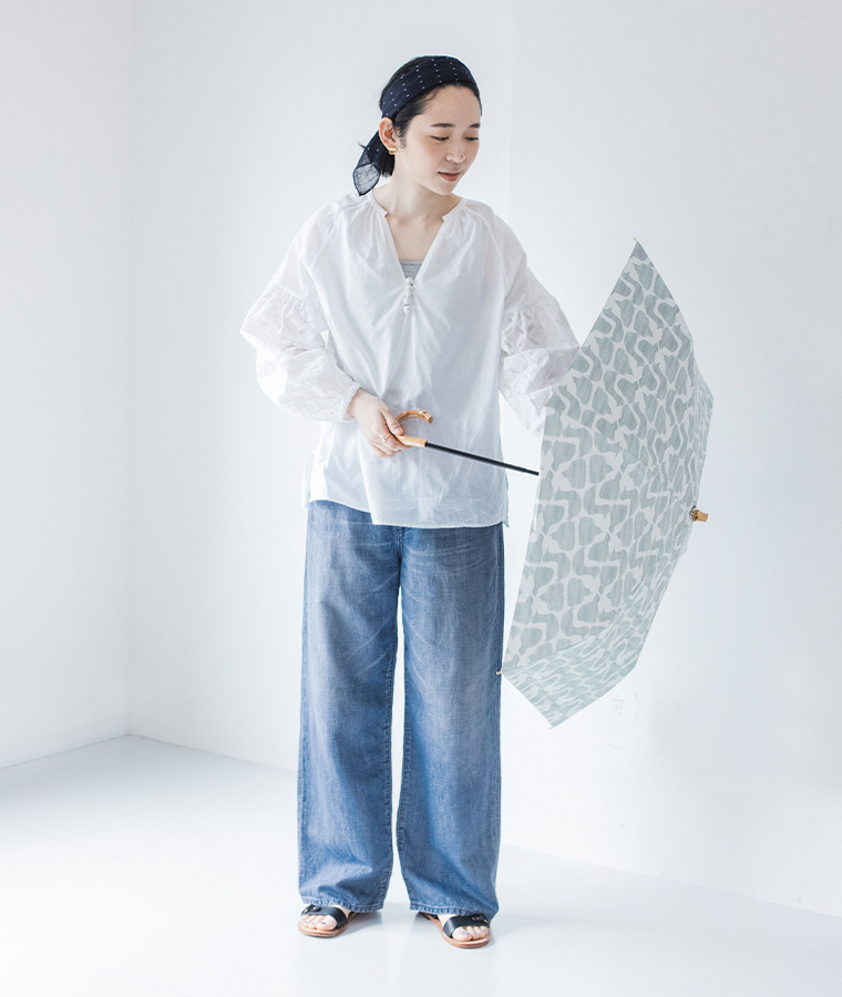 CURA STYLEのドット柄リネンストール(ネイビー)を頭に巻きALCEDOの日傘を持った全身コーディネート