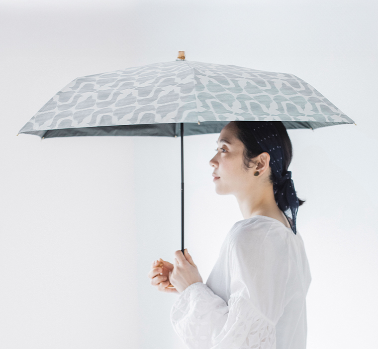 ALCEDOの日傘を持った上半身の着用イメージ