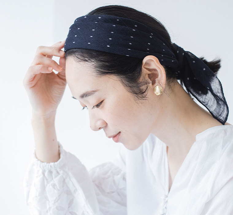 CURA STYLEのドット柄リネンストール(ネイビー)を頭に巻いた上半身の着用イメージ