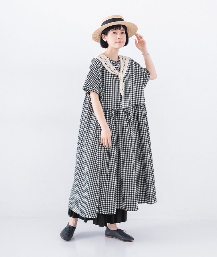 CURA STYLEのコットンレース編みショール(オフホワイト)とギンガムワンピースと合わせた全身コーディネート