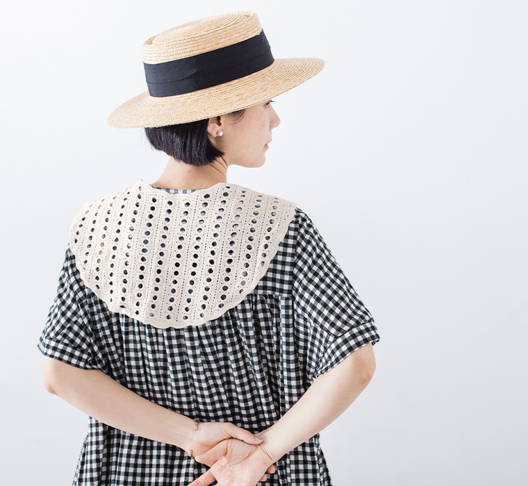 CURA STYLEのコットンレース編みショール(オフホワイト)の上半身の着用イメージ