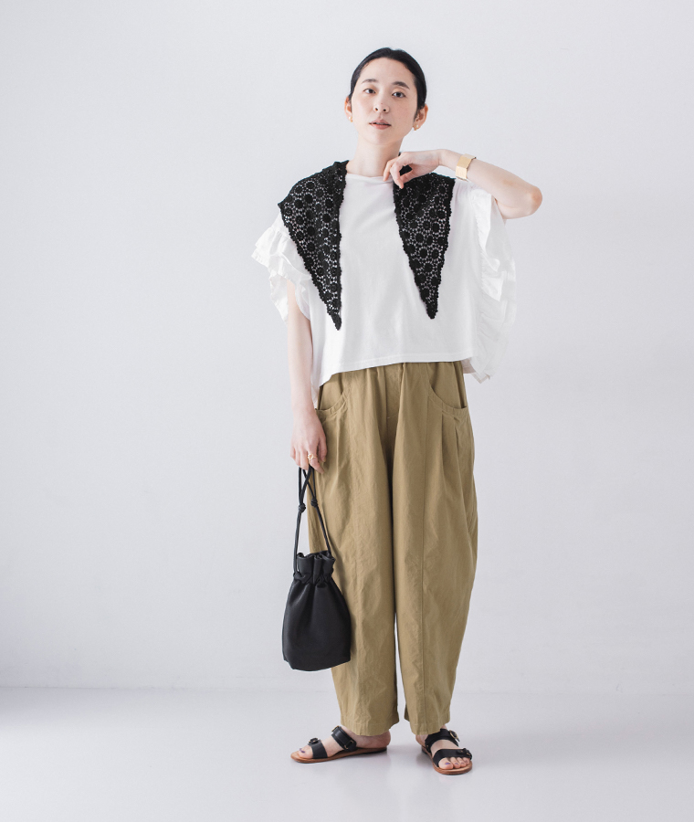 CURA STYLEのコットンさんかくお花柄レースショール(ブラック)をTシャツとパンツのコーデに合わせた全身カット