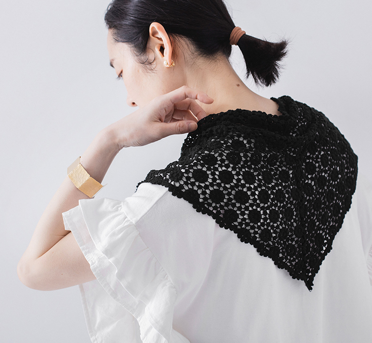 CURA STYLEのコットンさんかくお花柄レースショール(ブラック)の上半身の後ろ姿の着用イメージ