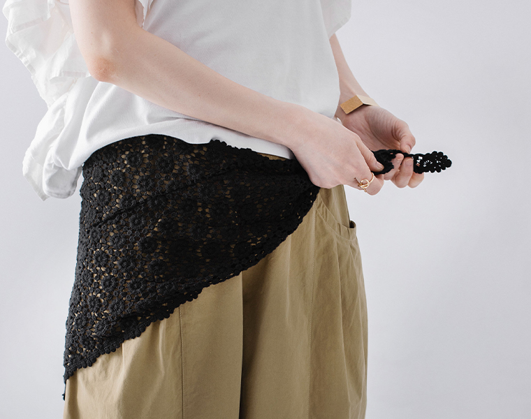 CURA STYLEのコットンさんかくお花柄レースショール(ブラック)を腰巻きした下半身寄りカット