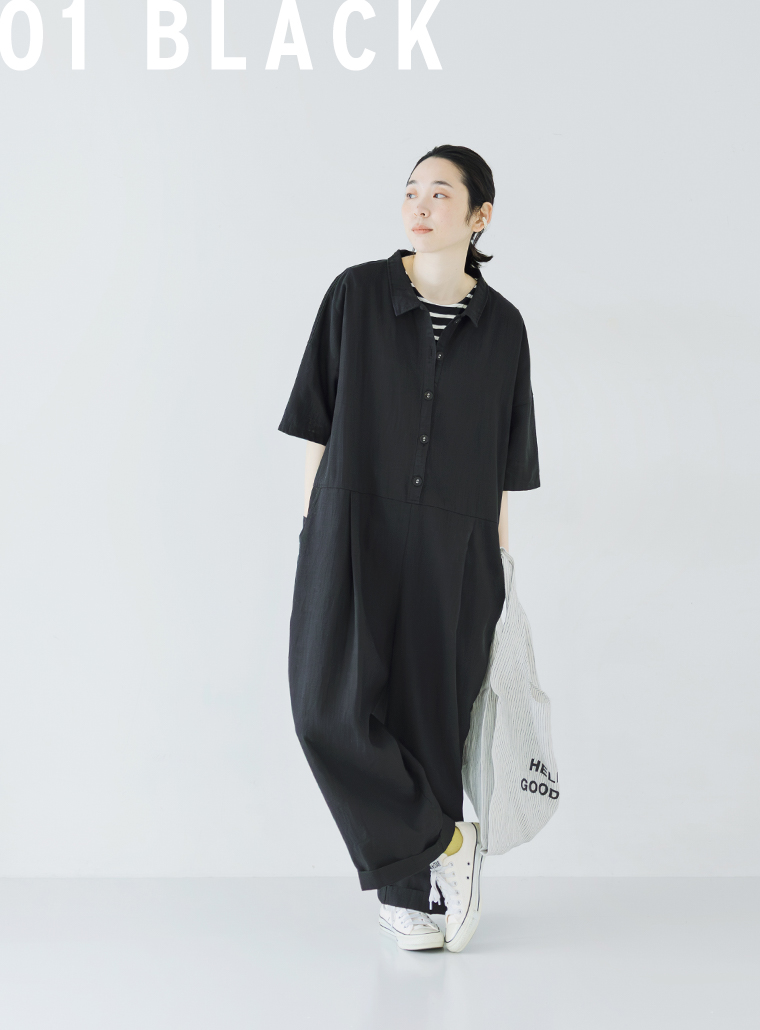 ブラックのオールインワンを着用した人物の全身コーディネート写真（01 BLACK）