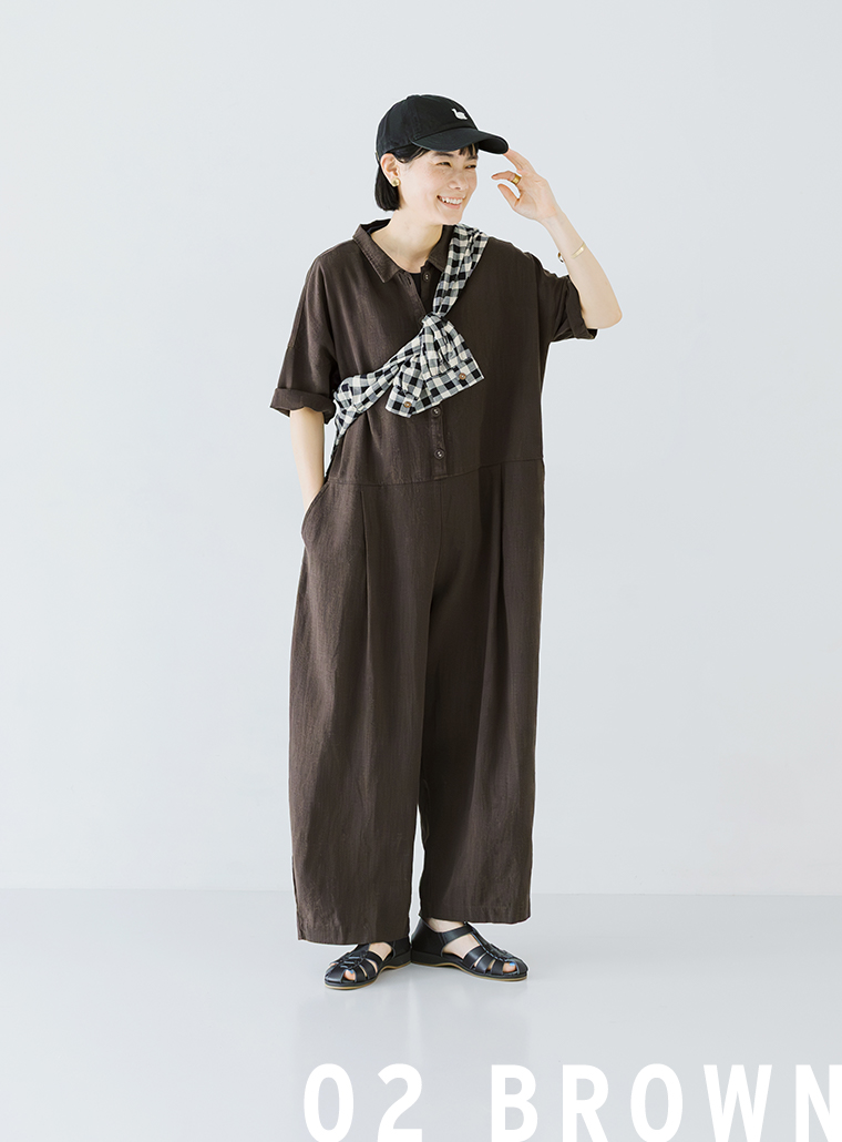 ブラウンのオールインワンを着用した人物の全身コーディネート写真（02 BROWN）