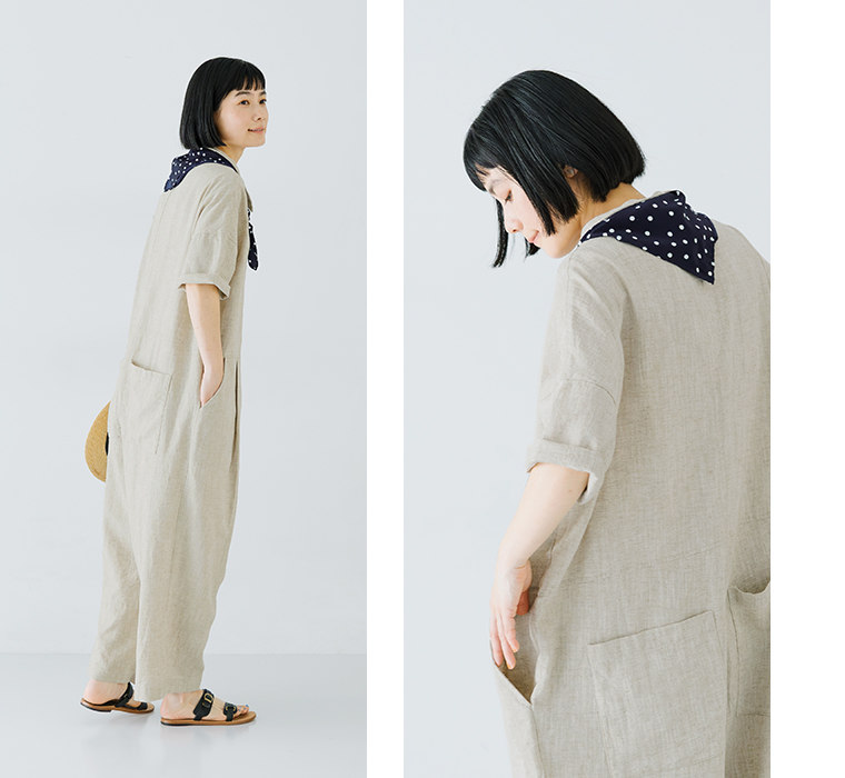ナチュラルカラーのオールインワンを着用した人物の横向きと後ろ姿を並べたコーディネート写真