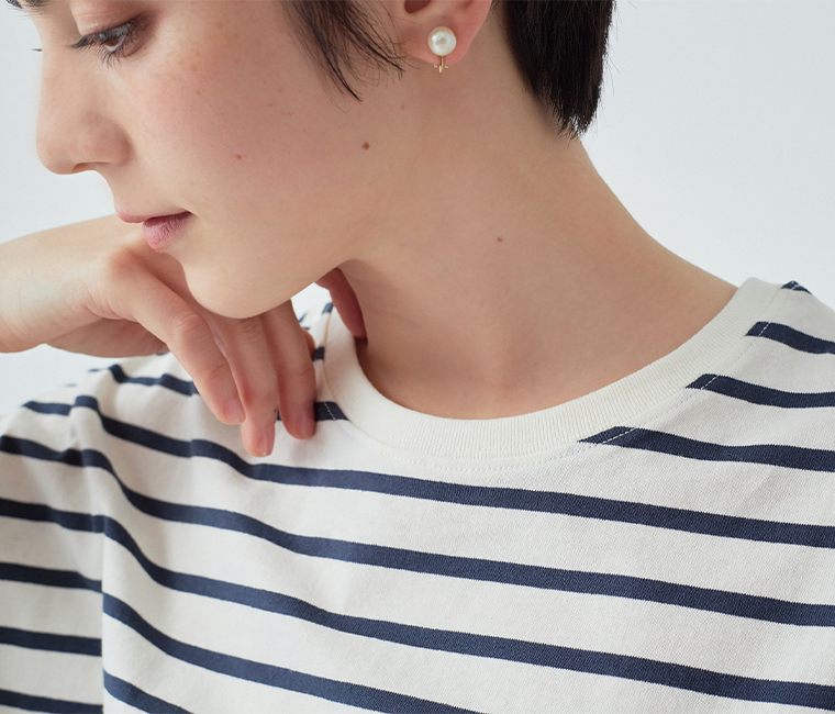 ワイドシルエットボーダーTシャツ(アイボリー×ネイビー)着用の首元寄り