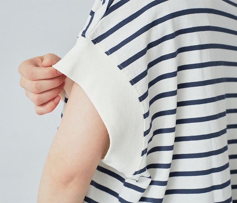 ワイドシルエットボーダーTシャツ(アイボリー×ネイビー)着用の袖口寄り