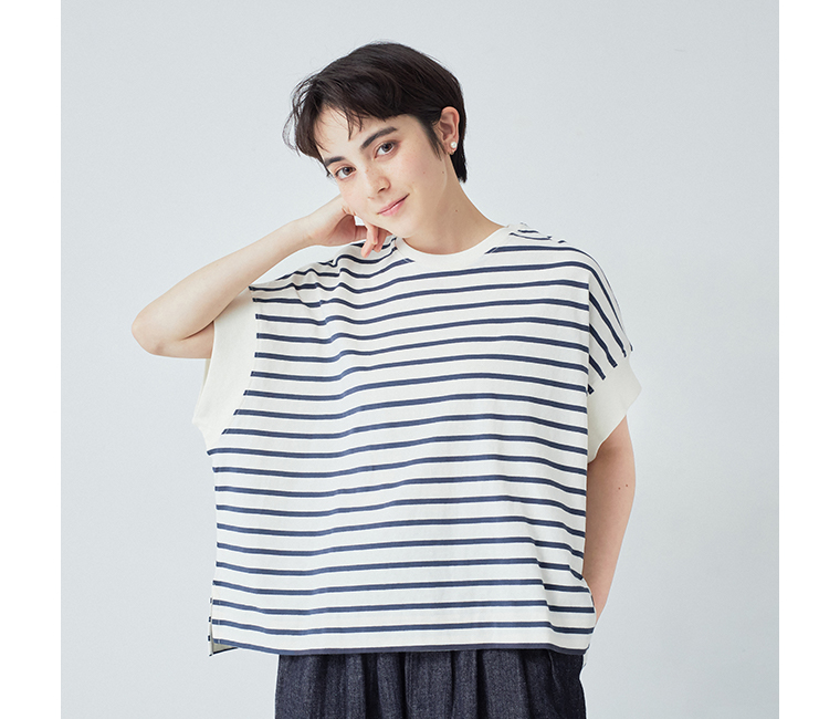 ワイドシルエットボーダーTシャツ(アイボリー×ネイビー)着用の上半身前寄り