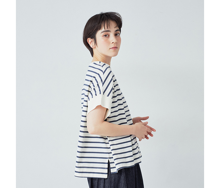 ワイドシルエットボーダーTシャツ(アイボリー×ネイビー)着用の上半身寄り横向き