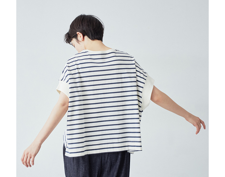 ワイドシルエットボーダーTシャツ(アイボリー×ネイビー)着用の上半身寄りバックシルエット