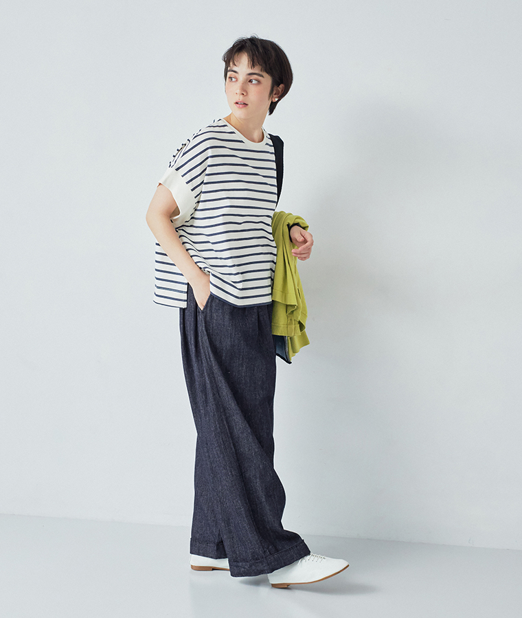 ワイドシルエットボーダーTシャツ(アイボリー×ネイビー)着用の全身斜め横のコーディネート