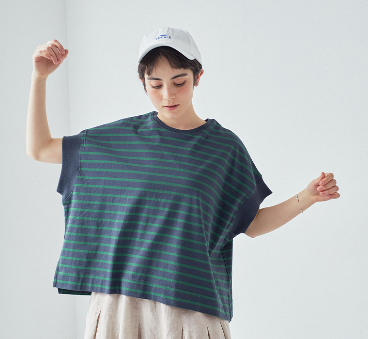 ワイドシルエットボーダーTシャツ(ネイビー×グリーン)着用の上半身寄り前カット