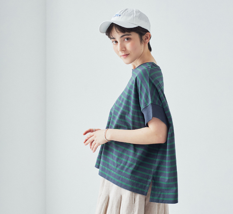 ワイドシルエットボーダーTシャツ(ネイビー×グリーン)着用の上半身寄り横カット