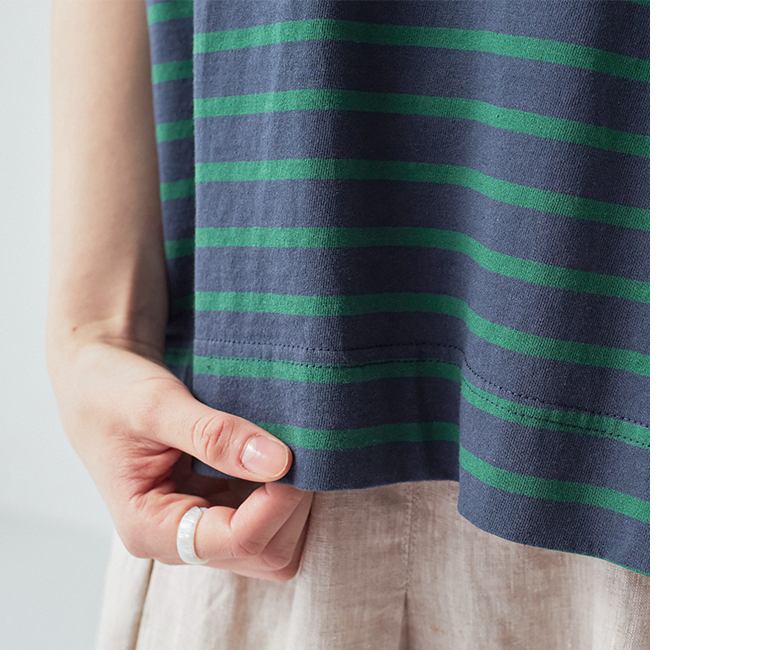 ワイドシルエットボーダーTシャツ(ネイビー×グリーン)着用の裾寄りカット