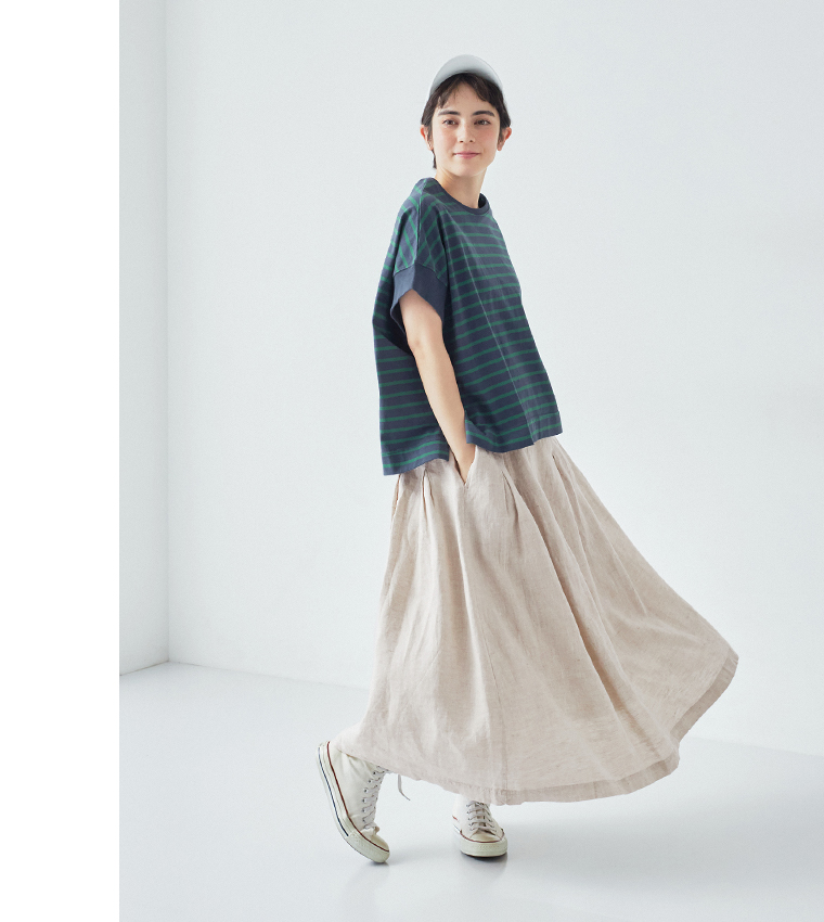 ワイドシルエットボーダーTシャツ(ネイビー×グリーン)着用の全身ふわりと動きのあるカット