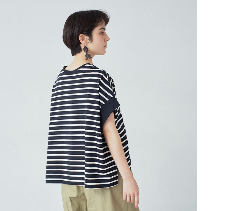 ワイドシルエットボーダーTシャツ(ブラック×アイボリー)着用の上半身寄り斜め後ろ