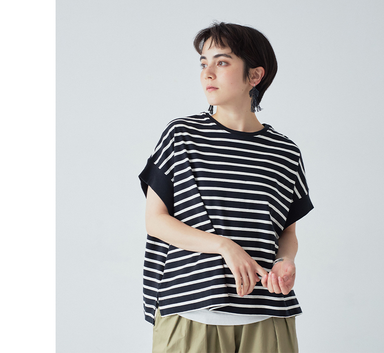 ワイドシルエットボーダーTシャツ(ブラック×アイボリー)着用の上半身寄り前