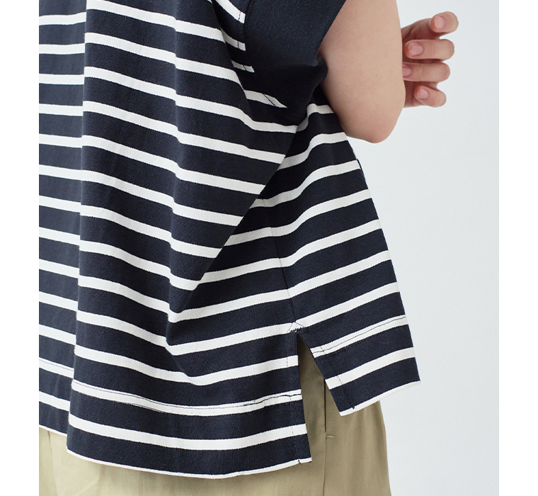 ワイドシルエットボーダーTシャツ(ブラック×アイボリー)着用の裾寄り斜め後ろ