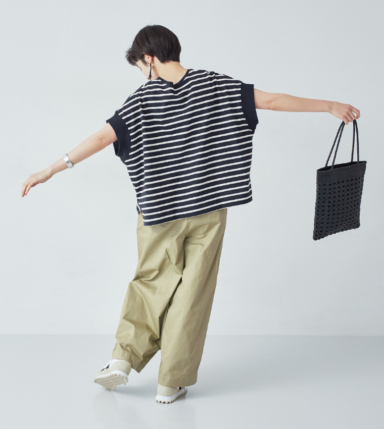 ワイドシルエットボーダーTシャツ(ブラック×アイボリー)着用の全身バックシルエット