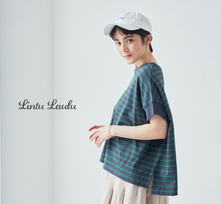 Lintu Laulu ワイドシルエットボーダーTシャツ(ネイビー×グリーン)着用の上半身寄り横カット