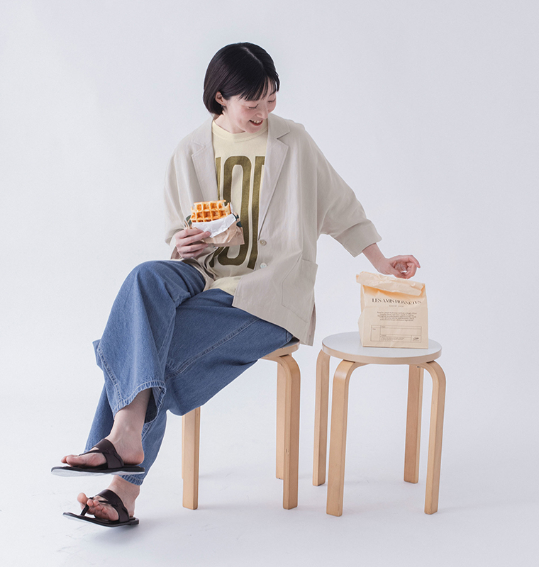 &yarn ドルマンテーラードジャケット ナチュラル 全身座り