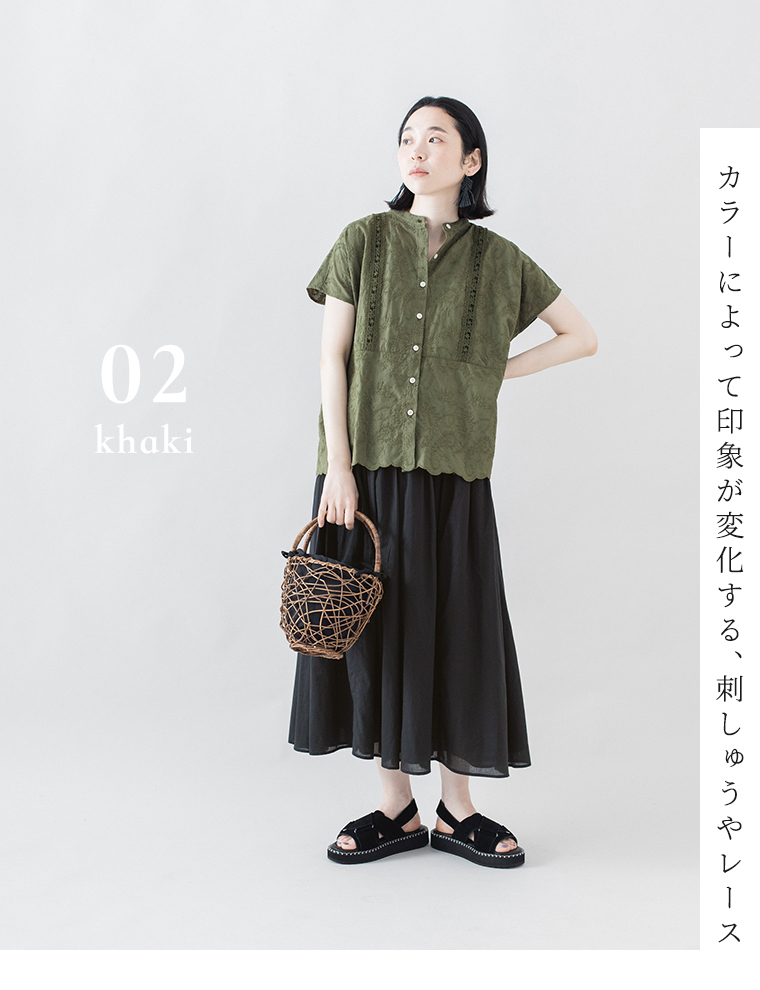 カーキの刺しゅうブラウスに黒のロングスカートを合わせた全身コーデ画像（「02 khaki」「カラーによって印象が変化する、刺しゅうやレース」のテキスト入り）