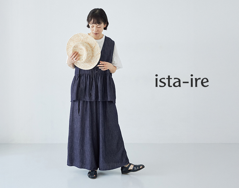 ista-ireの甘撚ライトデニム フレアパンツ インディゴを着用したモデルの全身画像