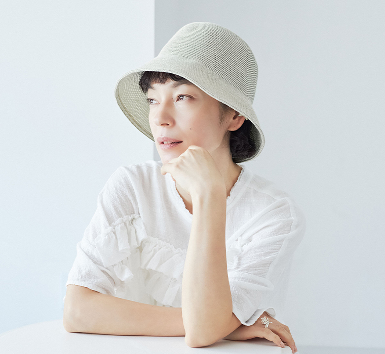 odds WASHABLE HAT 26'(モス)着用の上半身寄りカット