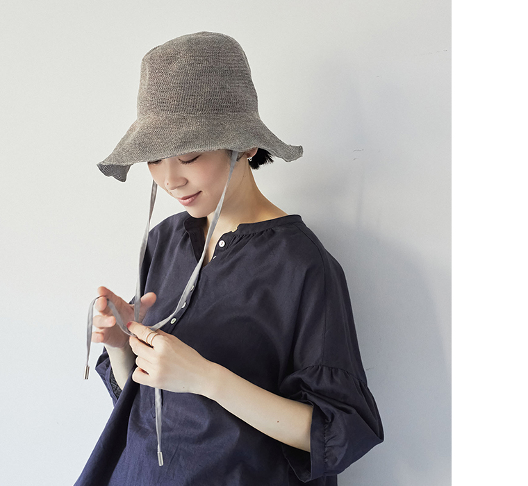 odds PLAIN RIBBON HAT 26'(グレーミックス)着用の上半身寄り斜め前