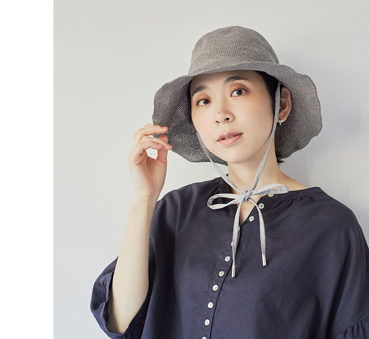 odds PLAIN RIBBON HAT 26'(グレーミックス)着用しリボンを結んだ上半身寄り前