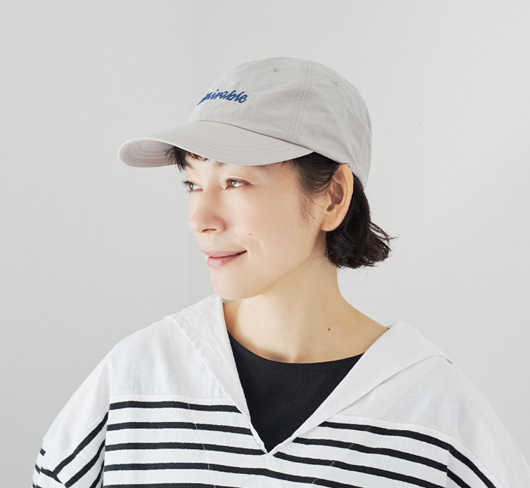 odds EMBROIDERY CAP(グレー)着用の上半身寄りカット