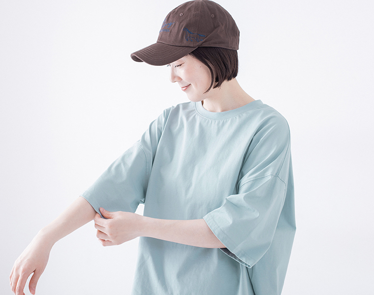 &yarn 接触冷感シルケット裾ラウンドプルオーバー 接触冷感 上半身アップ