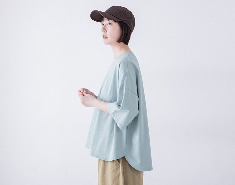 &yarn 接触冷感シルケット裾ラウンドプルオーバー デザインについて サックス