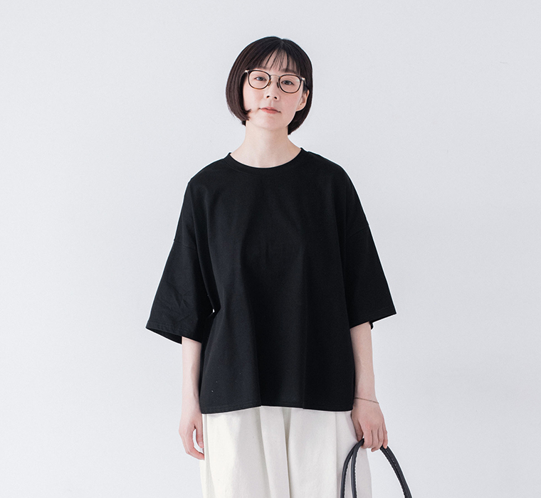 &yarn 接触冷感シルケット裾ラウンドプルオーバー ブラック 上半身寄り前