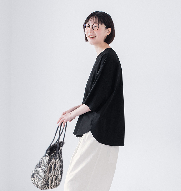 &yarn 接触冷感シルケット裾ラウンドプルオーバー ブラック 上半身寄り横