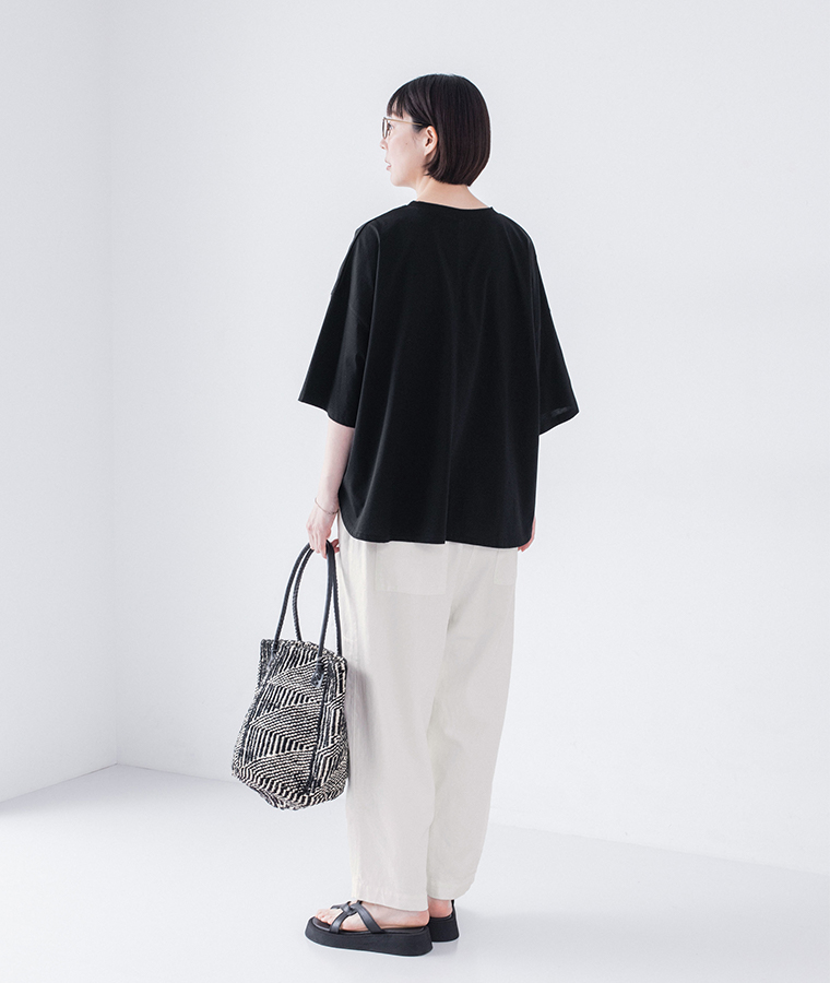 &yarn 接触冷感シルケット裾ラウンドプルオーバー ブラック 全身後ろ