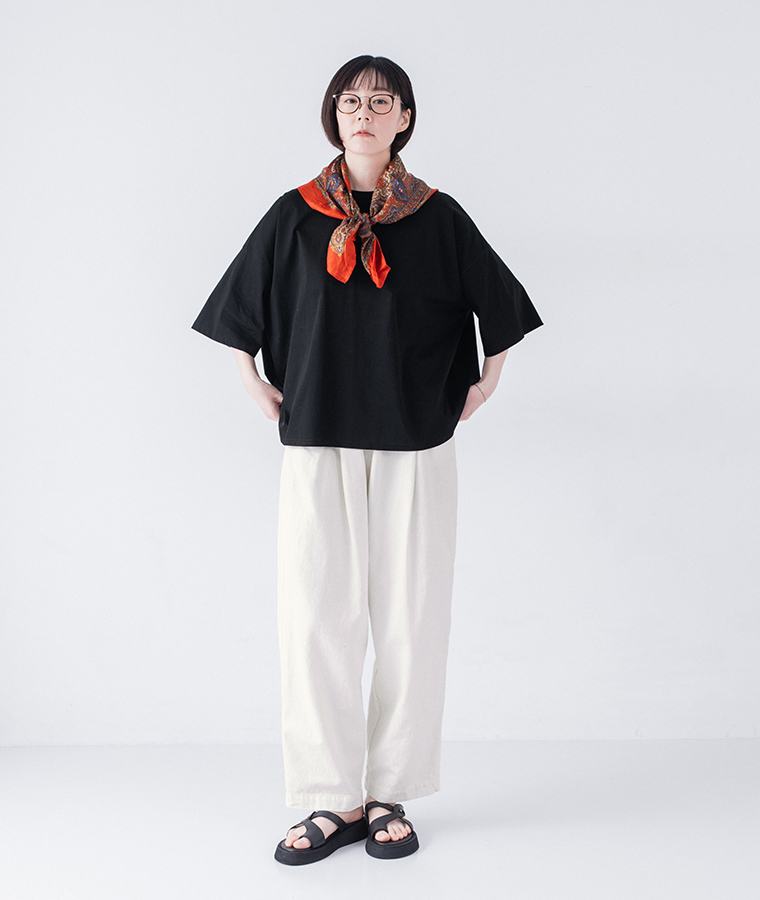 &yarn 接触冷感シルケット裾ラウンドプルオーバー ブラック スカーフ合わせ