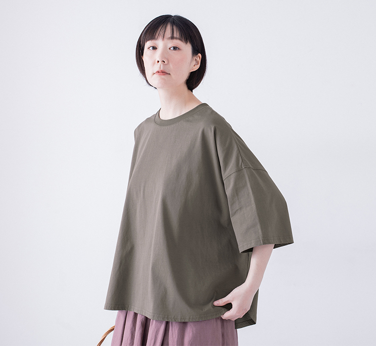 &yarn 接触冷感シルケット裾ラウンドプルオーバー モカ　上半身寄り前