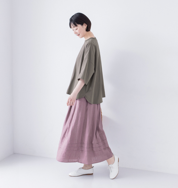 &yarn 接触冷感シルケット裾ラウンドプルオーバー モカ 全身横