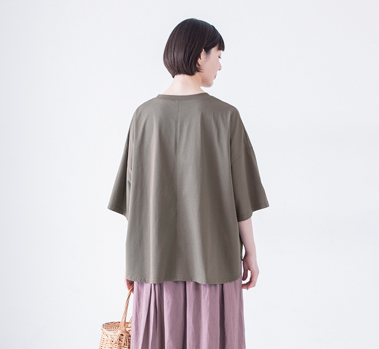 &yarn 接触冷感シルケット裾ラウンドプルオーバー モカ 上半身寄り後ろ