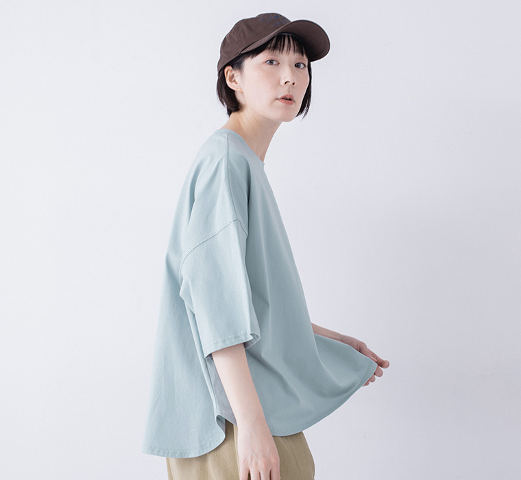 &yarn 接触冷感シルケット裾ラウンドプルオーバー サックス 上半身寄り横