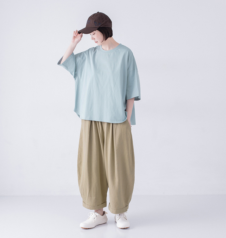 &yarn 接触冷感シルケット裾ラウンドプルオーバー サックス 全身横