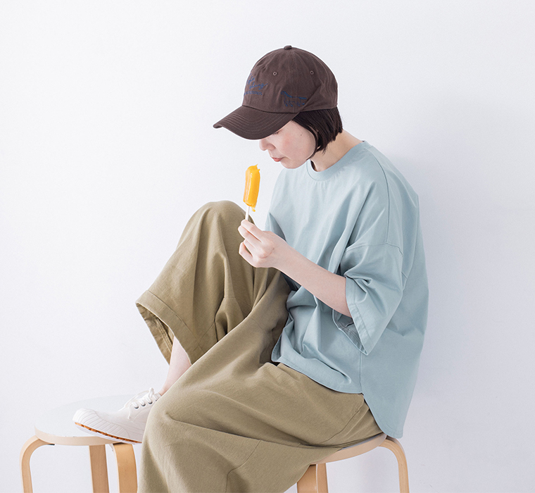 &yarn 接触冷感シルケット裾ラウンドプルオーバー サックス 座り