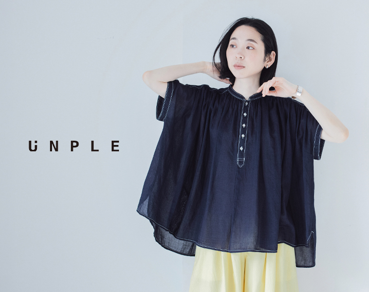 UNPLE インディゴデニムビエラギャザーブラウスを着用した女性モデルの上半身寄り