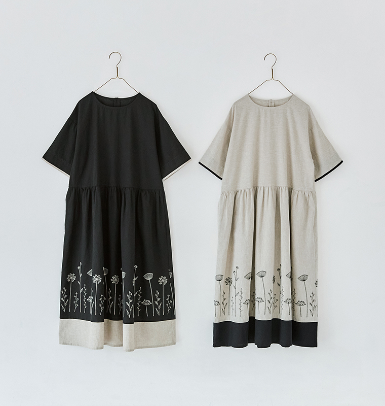 配色切替え刺繍ワンピースを2色並べてハンガーに掛けた商品画像。